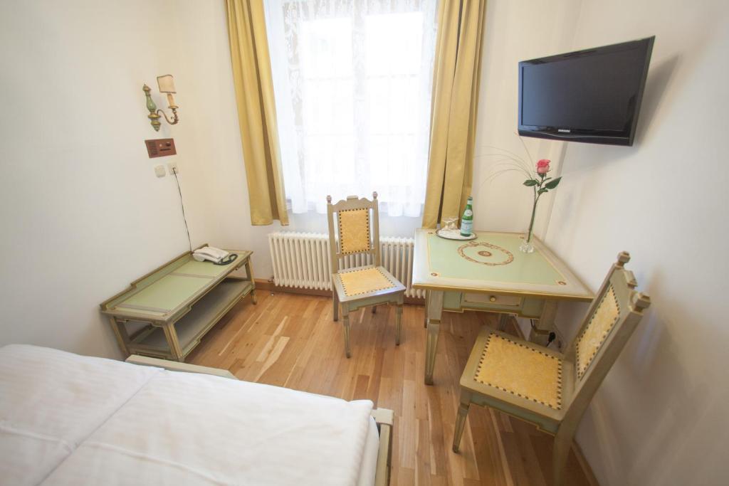 Small Double Room,53417299:JPEG